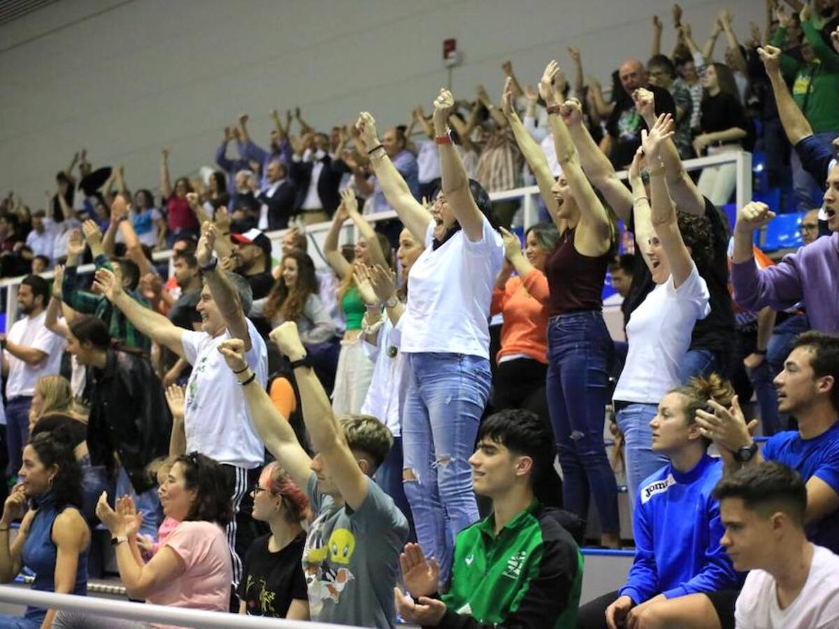 Un partido ‘de los de antes’ pone en ventaja a los verdes