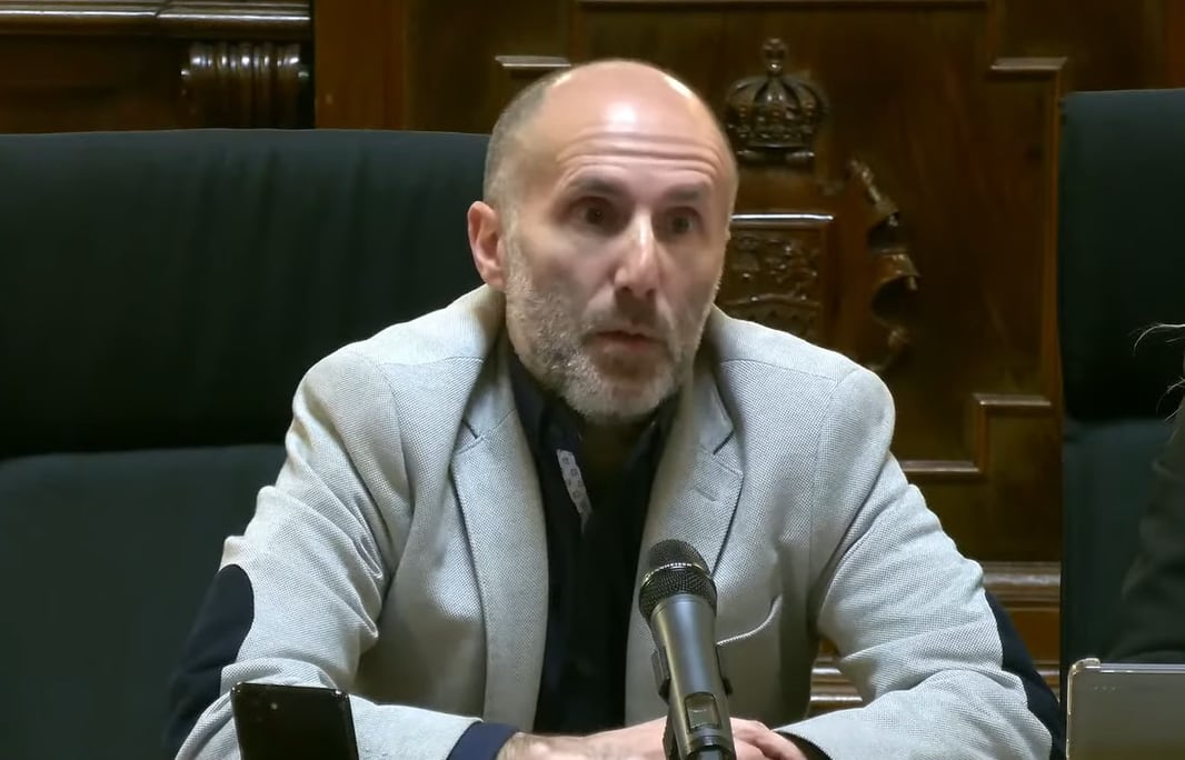 Jácome, alcalde de Ourense, acusa a los periodistas de &quot;adulterar las informaciones&quot; y cambia las ruedas de prensa por vídeos suyos en las redes.