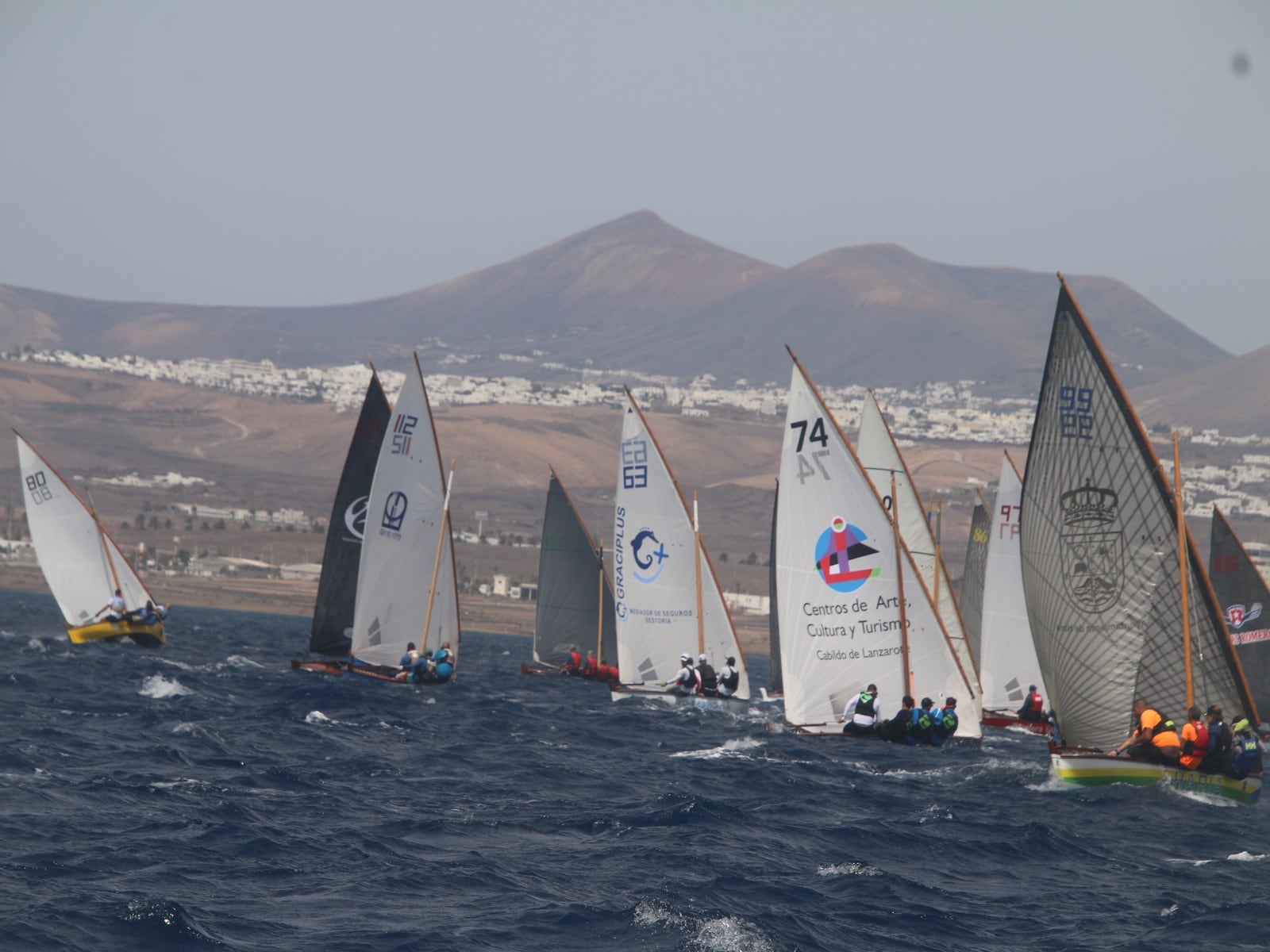 Algunos de los barquillos participantes en el Trofeo San Ginés de Vela Latina.