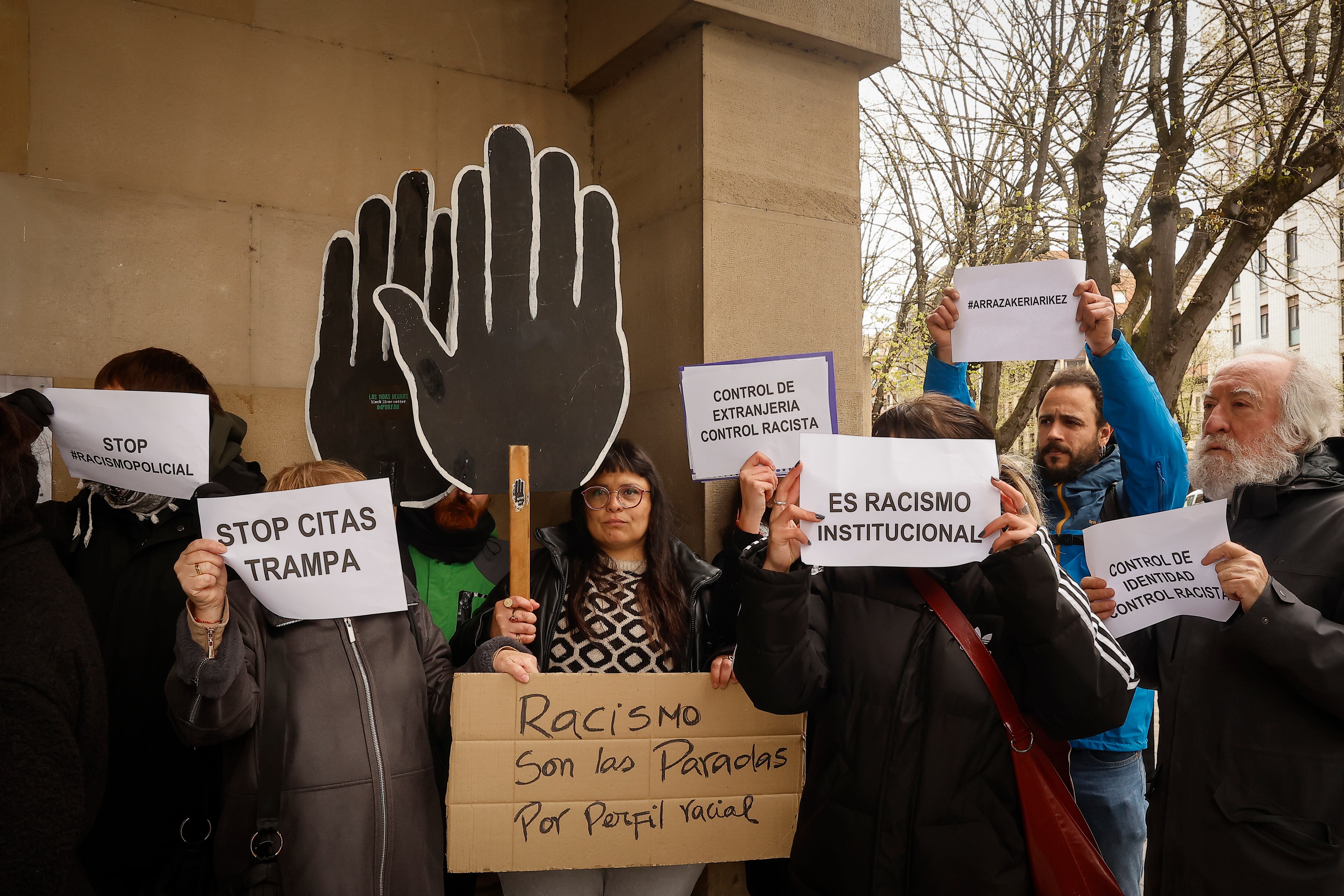 SOS Racismo, apoyada por otra decena de organizaciones sociales y solidarias, reunida este lunes ante la Delegación del Gobierno en Navarra