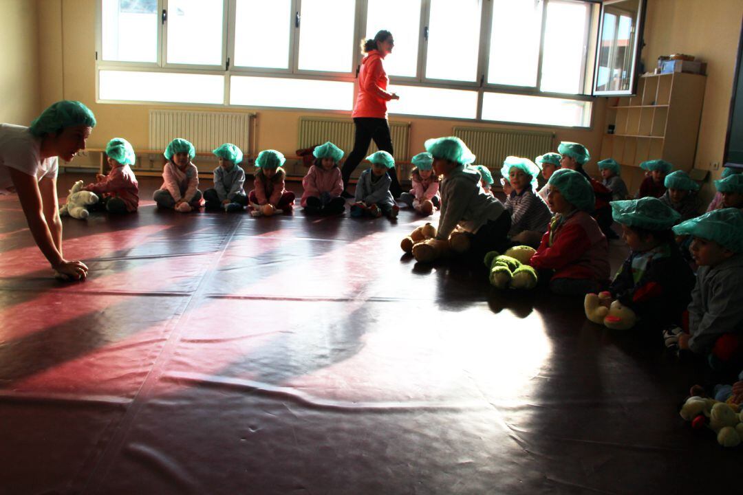 Alumnos de infantil del CEIP San Gil aprenden técnicas básicas de enfermería