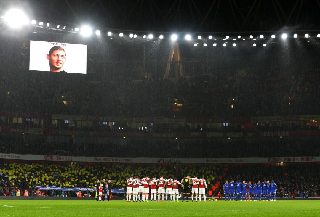 Arsenal y Cardiff guardaron un respetuoso minuto de silencio por Sala