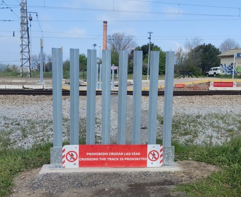 Valla que impiden el paso por la vía del tren en La Estación de El Espinar