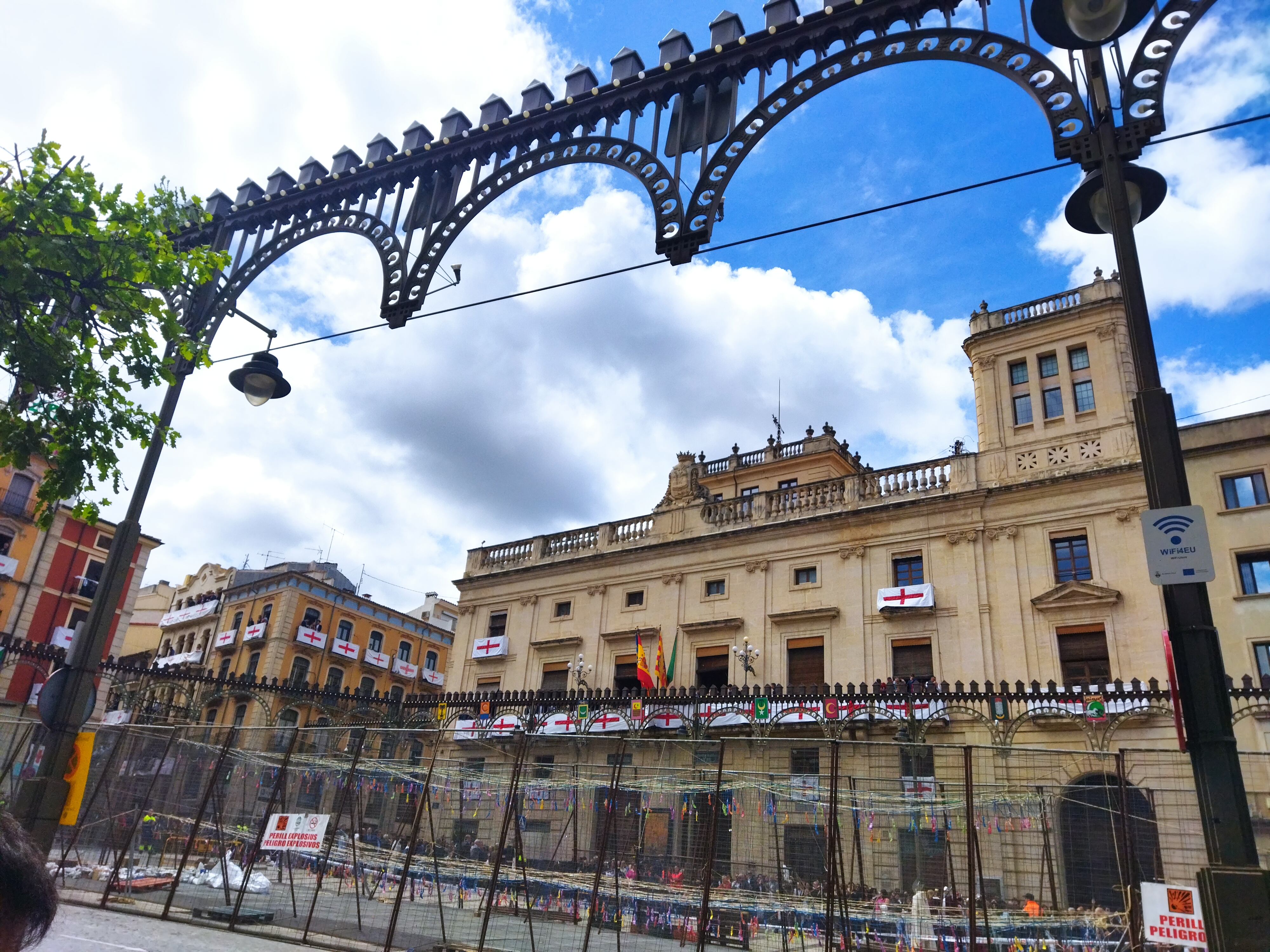 Al finalizar la Gloria, se ha disparado una mascletà desde la Bandeja de la plaza de España de Alcoy.
