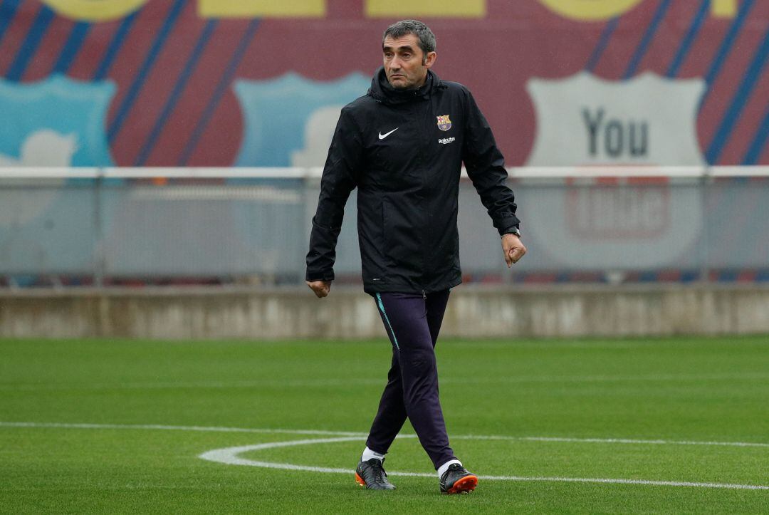 Ernesto Valverde durante el entrenamiento del FC Barcelona