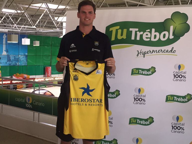 Will Hanley fue presentado como nuevo jugador aurinegro