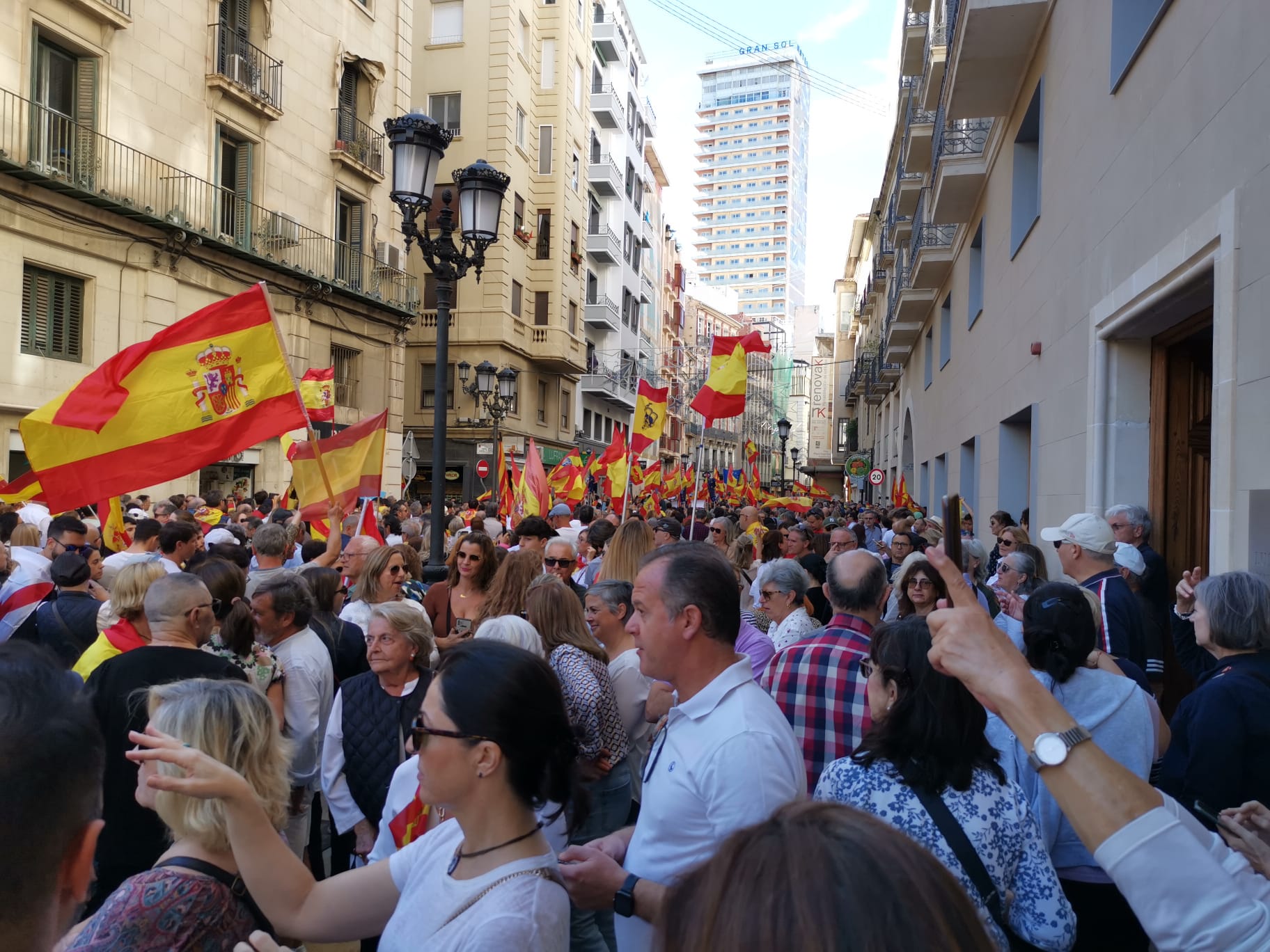 Calle Altamira durante la concentración contra la amnistía en Alicante. Foto: Daniel Rodríguez