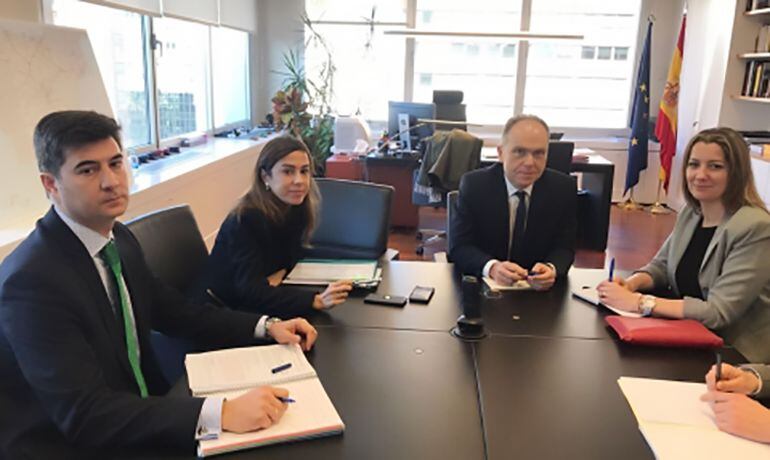 Un momento de la reunión de la alcaldesa, Lara Méndez, con los responsables de ADIF