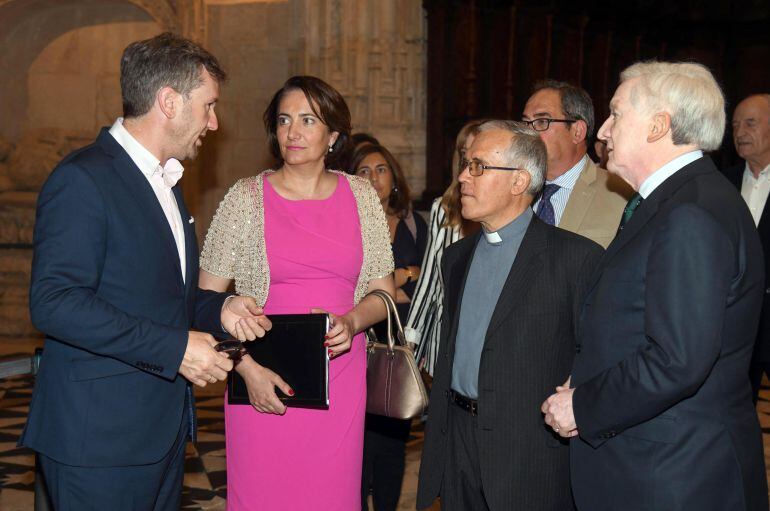 El alcalde, Javier Lacalle, la consejera de Cultura, Josefa García Cirac, el delegado diocesano de Patrimonio, Juan Álvarez Quevedo y el presidente de la Cámara de Comercio de Burgos, Antonio Méndez Pozo, durante la presentación de los actos del VIII cent