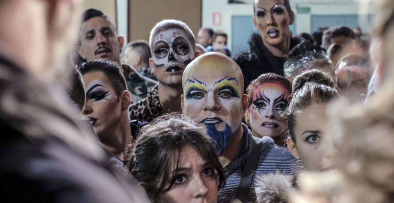-Participantes en la Gala Drag Queen del carnaval de Las Palmas de Gran Canaria, son informados de la decisión de suspender la gala, debido a las inclemencias meteorológicas.