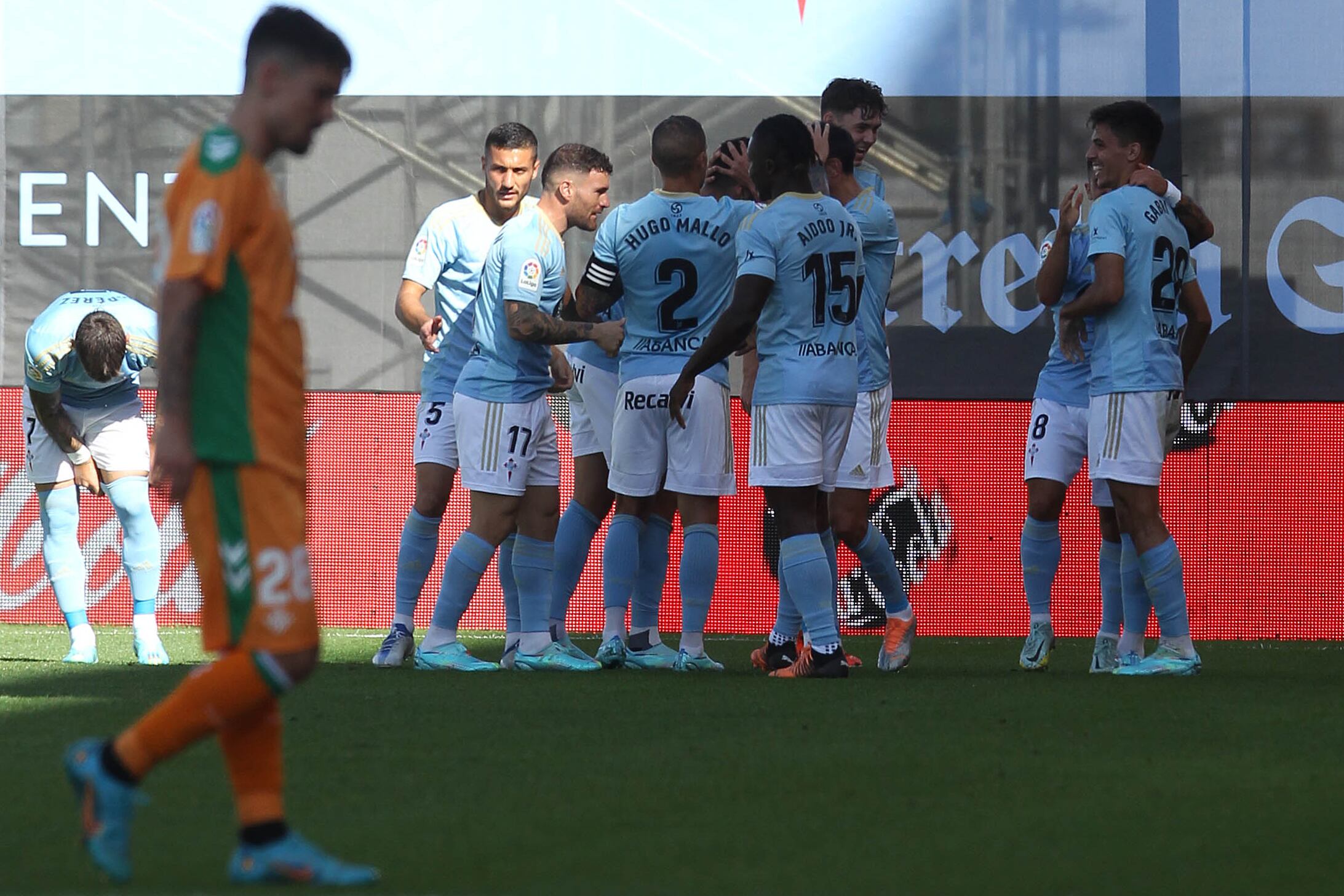 Vigo (Pontevedra)-.02/10/2022.- Los jugadores del Celta de Vigo celebran el gol del centrocampista Gabriel Veiga contra el Betis, durante el partido de la jornada 7 de LaLiga Santander este domingo en el estadio de Balaídos. EFE / Salvador Sas
