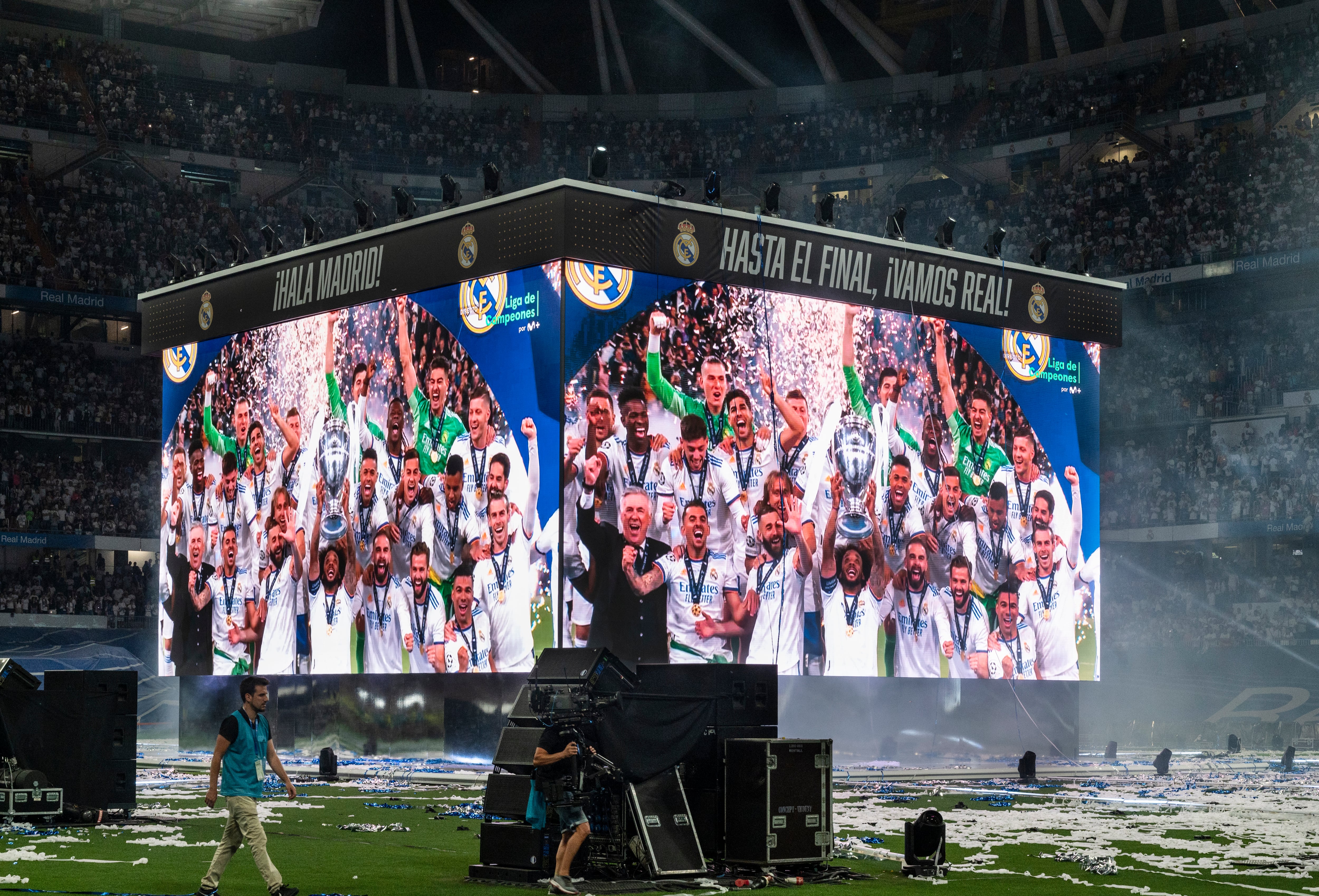 Pantallas gigantes para ver la final de la Champions en el estadio Santiago Bernabéu. (Photo by Miguel Candela/SOPA Images/LightRocket via Getty Images)