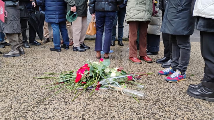 San Sebastián recuerda a Ernest Lluch en el 25 aniversario de su asesinato a manos de ETA con un emotivo homenaje