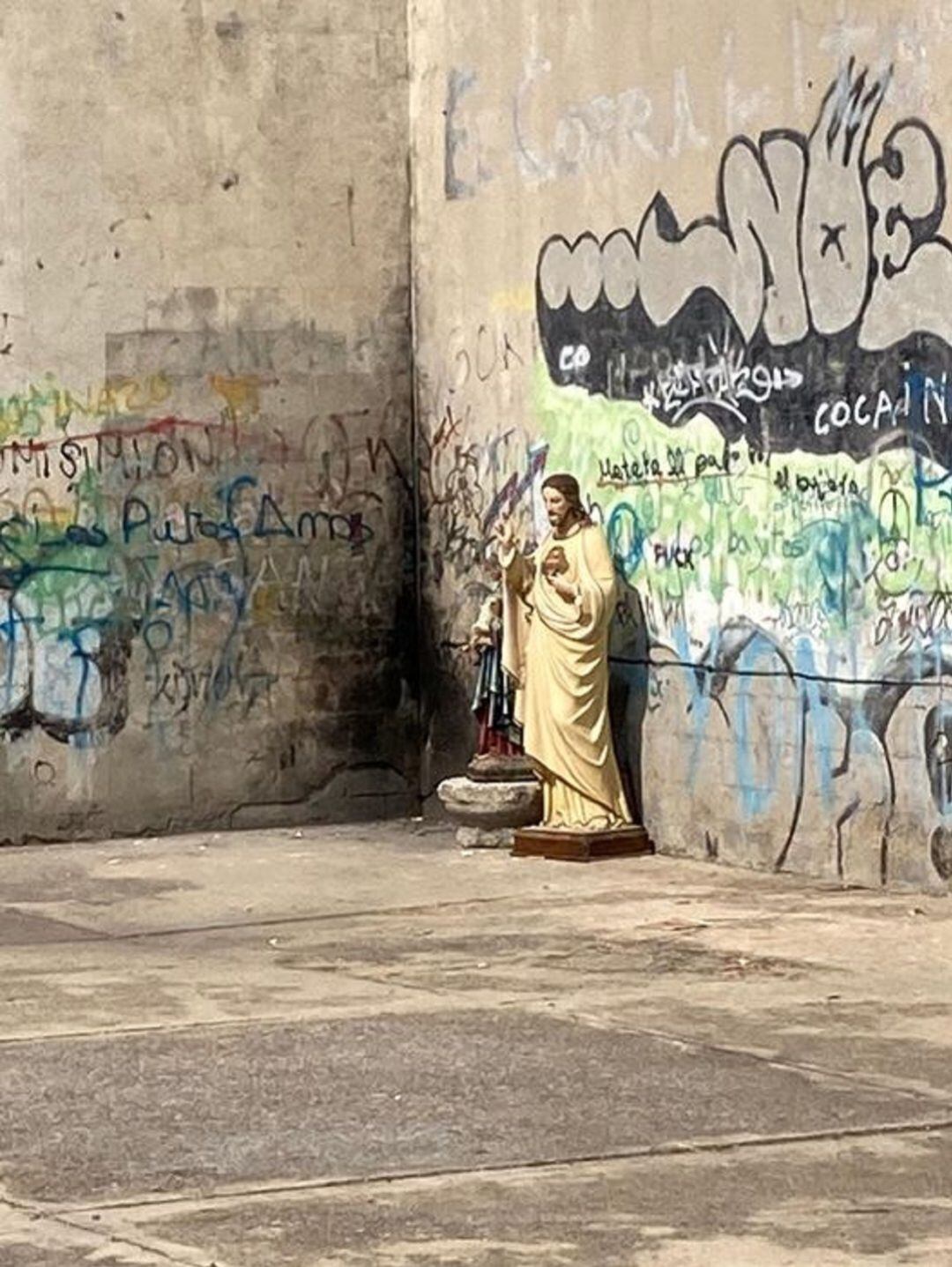 Imágenes religiosas que han aparecido en el frontón de Santa María la Real de Nieva