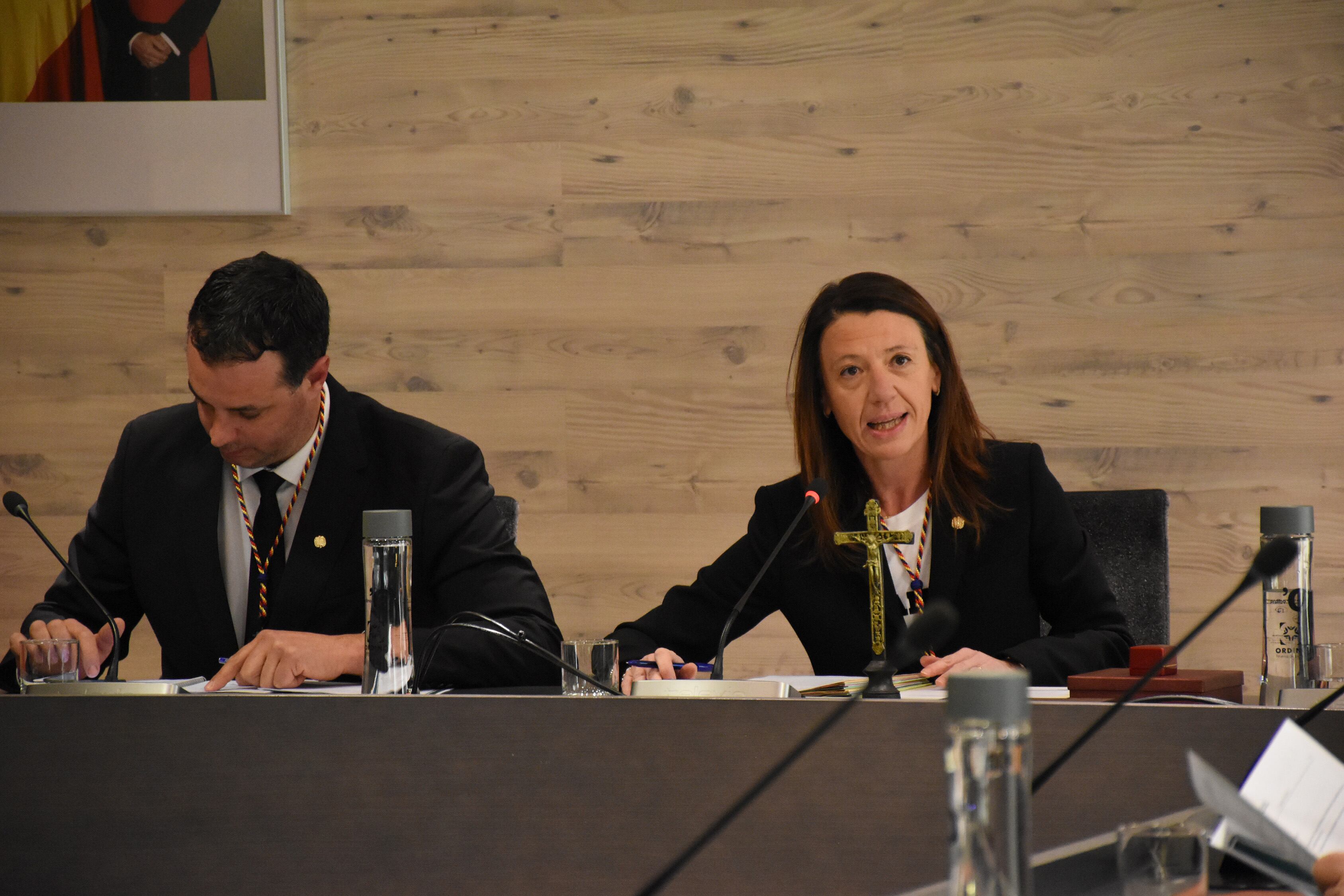 Els cònsols d'Ordino Maria del Mar Coma i Eduard Betriu durant la sessió de comú d'aquest dijous.