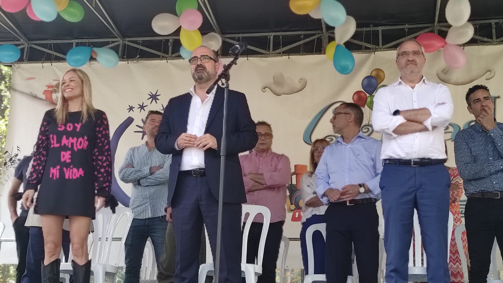 El alcalde (en el centro) junto a la pregonera y los concejales de la corporación