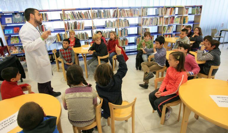 La Sala Infantil de la Biblioteca Municipal Lope de Vega acoge un divertido juego para estimular a los niños y niñas en la ciencia gracias a los descubrimientos que han aportado las mujeres 