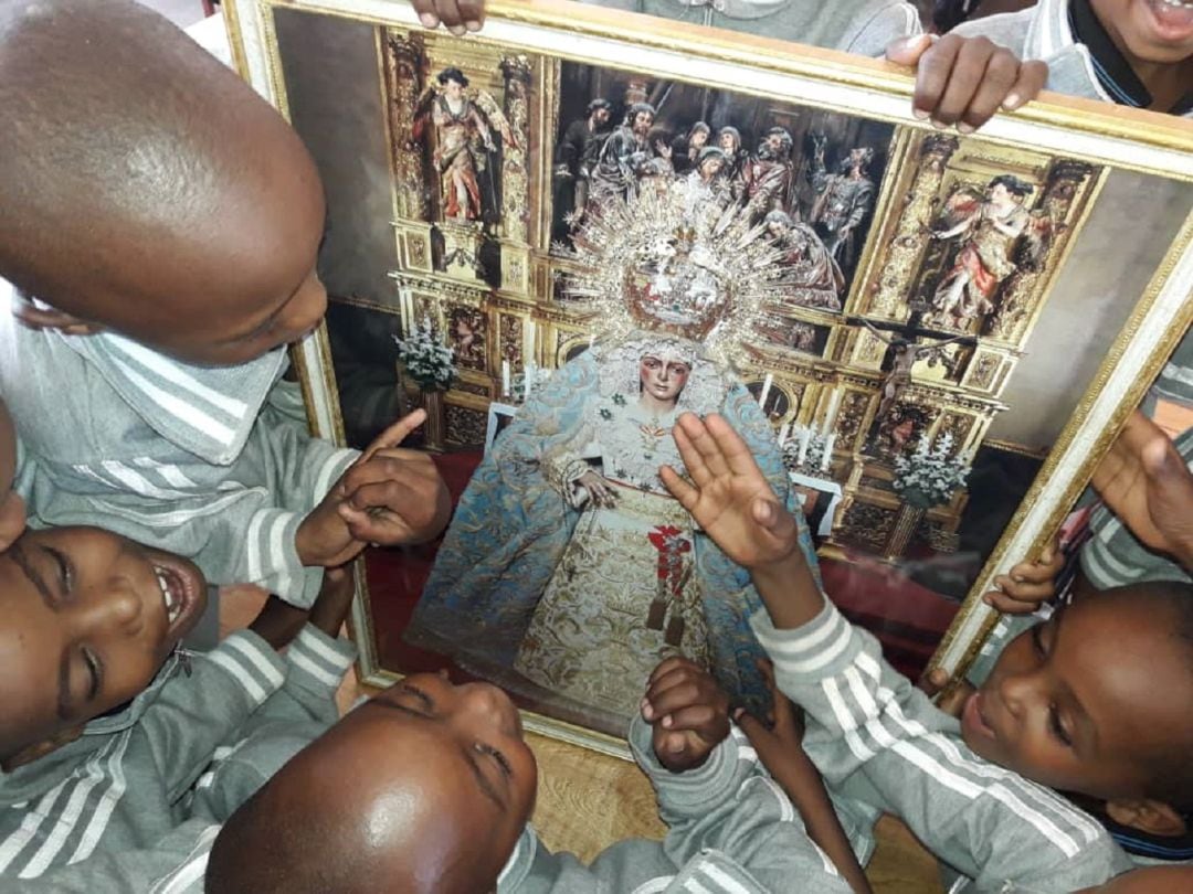 Un grupo de niños del Valle de Mangola muestran la fotografía de la Virgen de la Esperanza que tienen en su clase