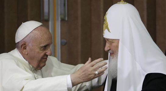 El papa Francisco abraza al patriarca ortodoxo ruso Kiril.