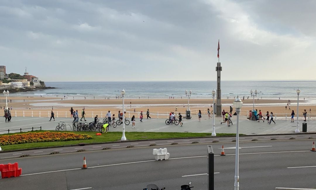 Paseo del Muro de San Lorenzo en Gijón.