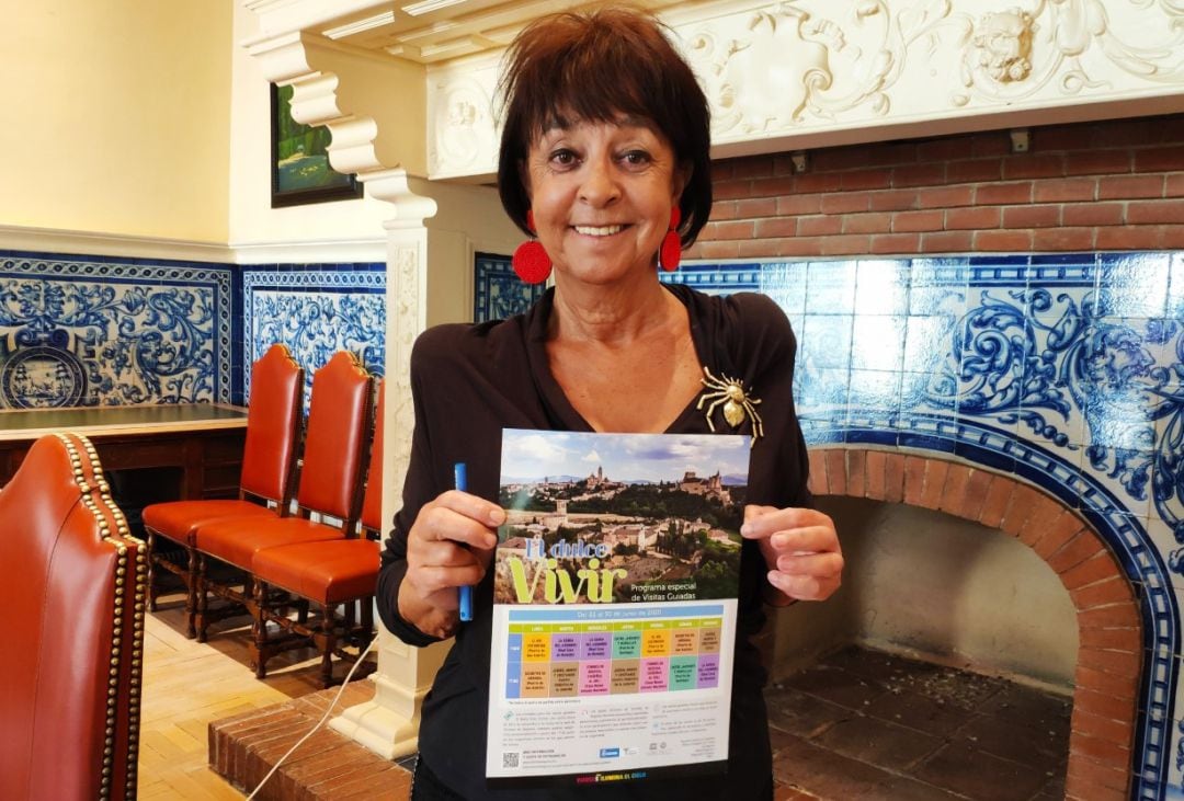 La concejala de turismo Claudia de Santos posa con el cartel promocional de las visitas