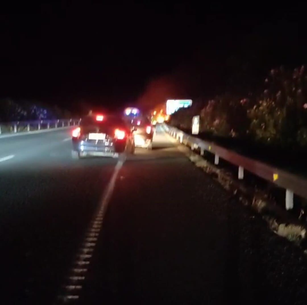 Vehículos parados tras el autobús urbano que salió ardiendo en plena autovía