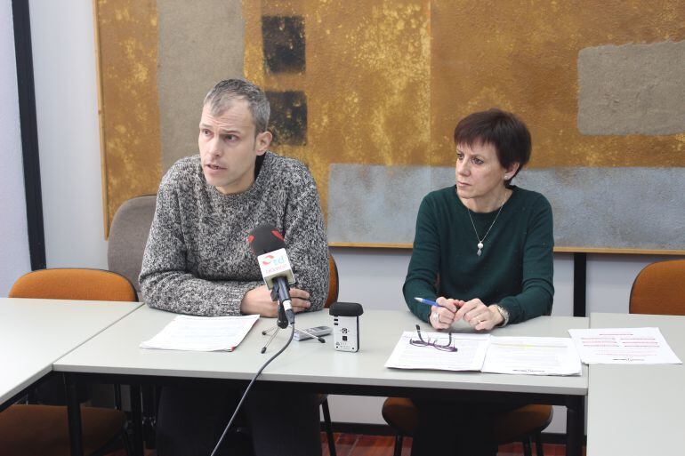 El delegado de Bienestar Social, Sergio Corchón, y María Eugenia Muñoz, trabajadora social encargada de la coordinación del SAD.