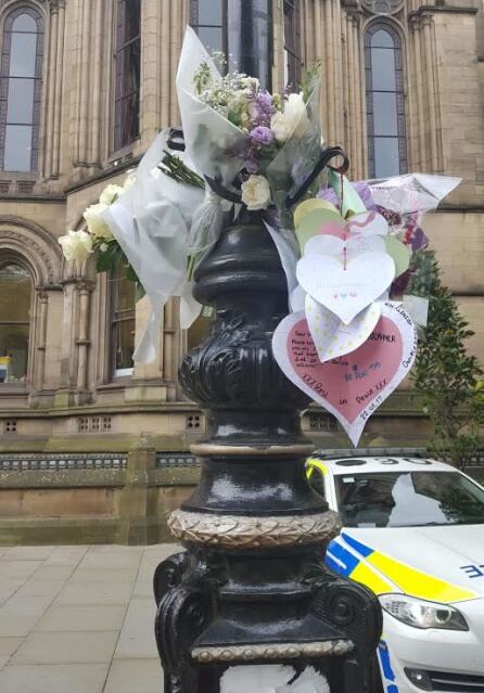 Flores hasta en las farolas en el centro de Mánchester