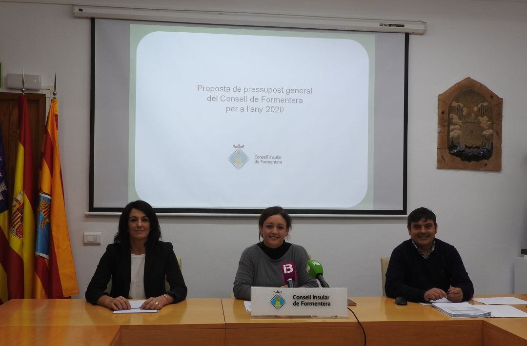 Ana Juan, Alejandra Ferrer y Bartomeu Escandell en la presentación de los presupuestos