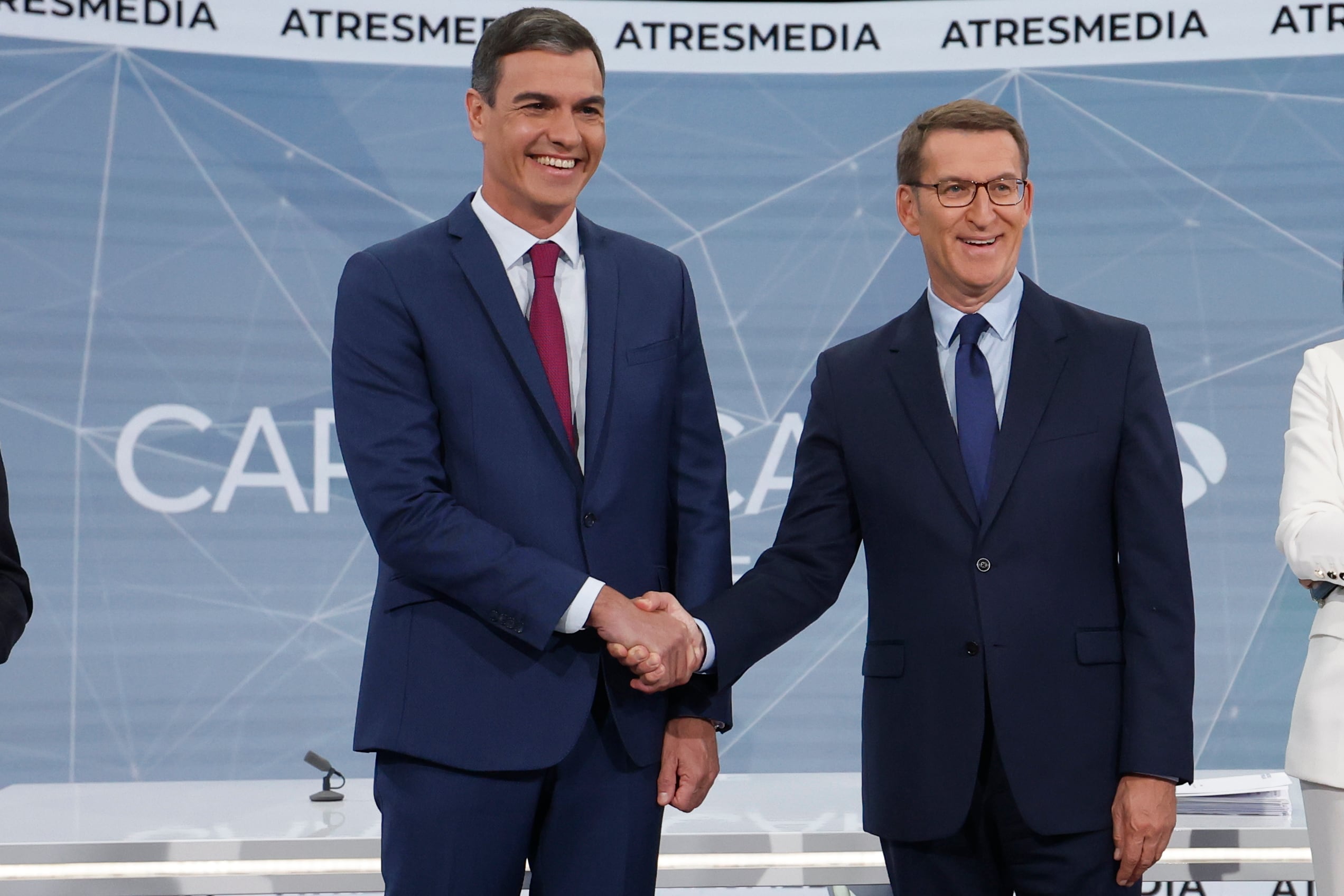 Los candidatos a la presidencia del Gobierno, el socialista Pedro Sánchez, y el popular Alberto Núñez Feijoo, antes de iniciar el debate electoral del lunes en Madrid