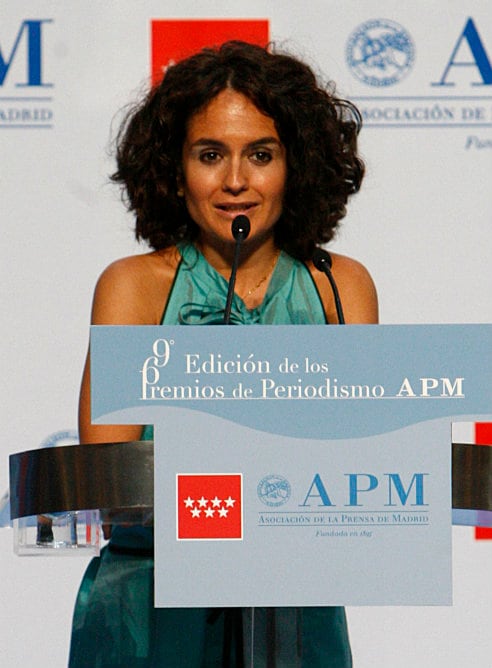 Maite Cunchillos pronunciando un discurso tras recibir el premio &#039;Victor de la Serna&#039;, durante la gala de entrega de los Premios de Periodismo 2007 de la APM