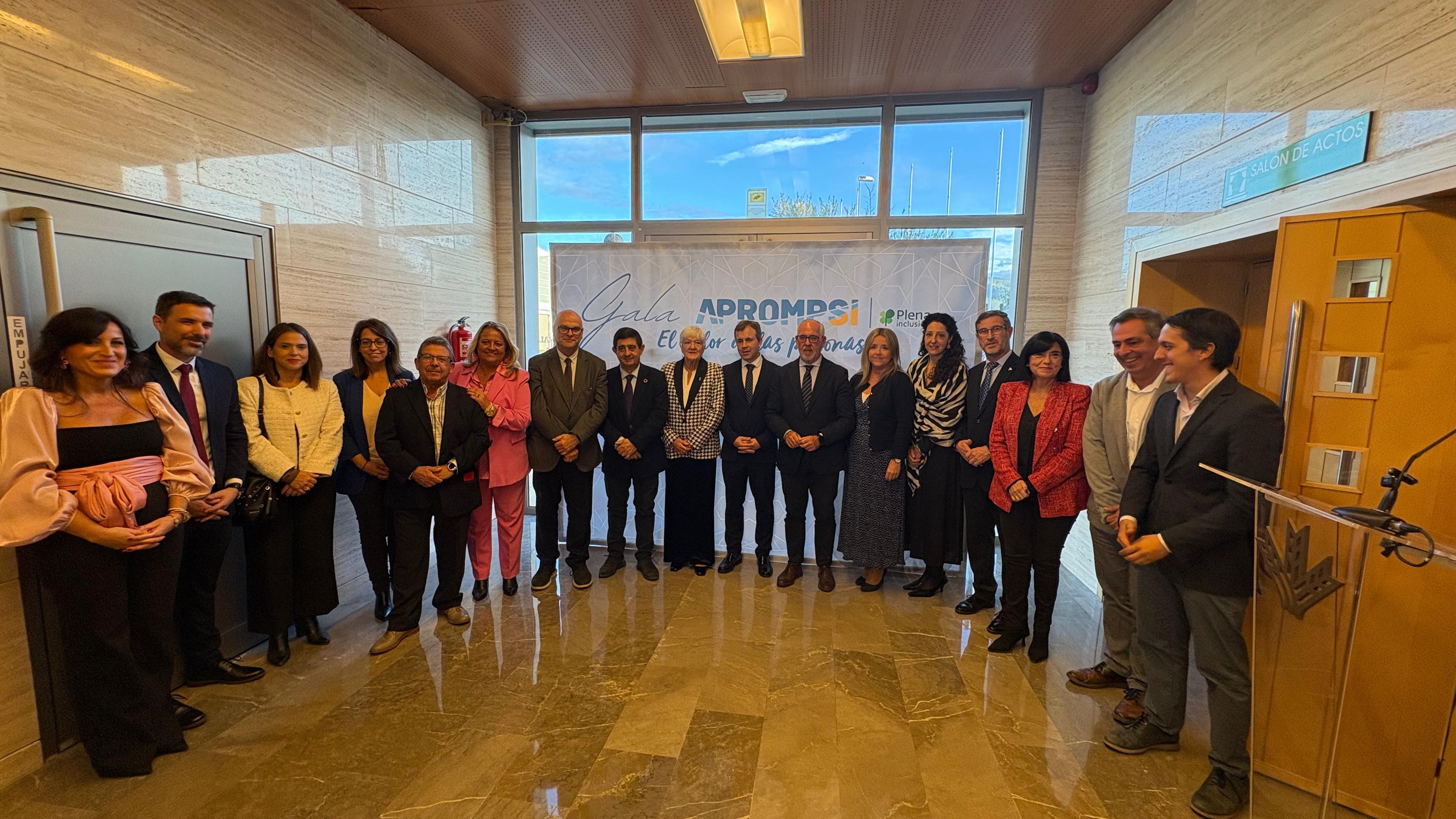 La presidenta de Aprompsi, Ana María Quiles (centro), junto a autoridades locales, provinciales y autónomicas.