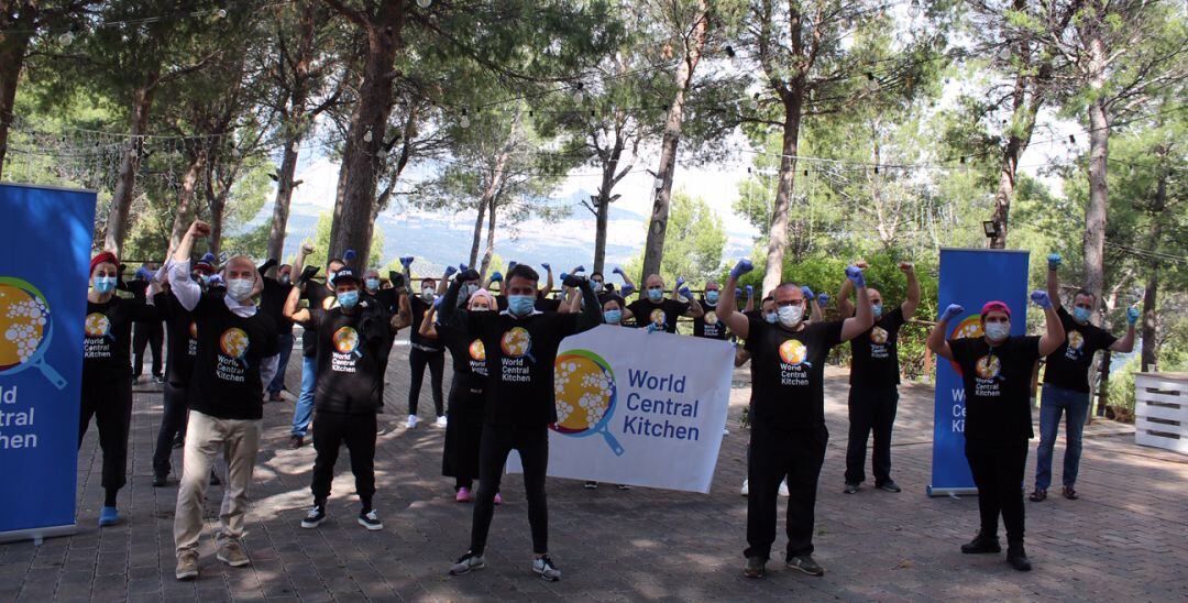 Muchos son los cocineros que, de forma altruista, están colaborando para llevar comida a hogares sin recursos