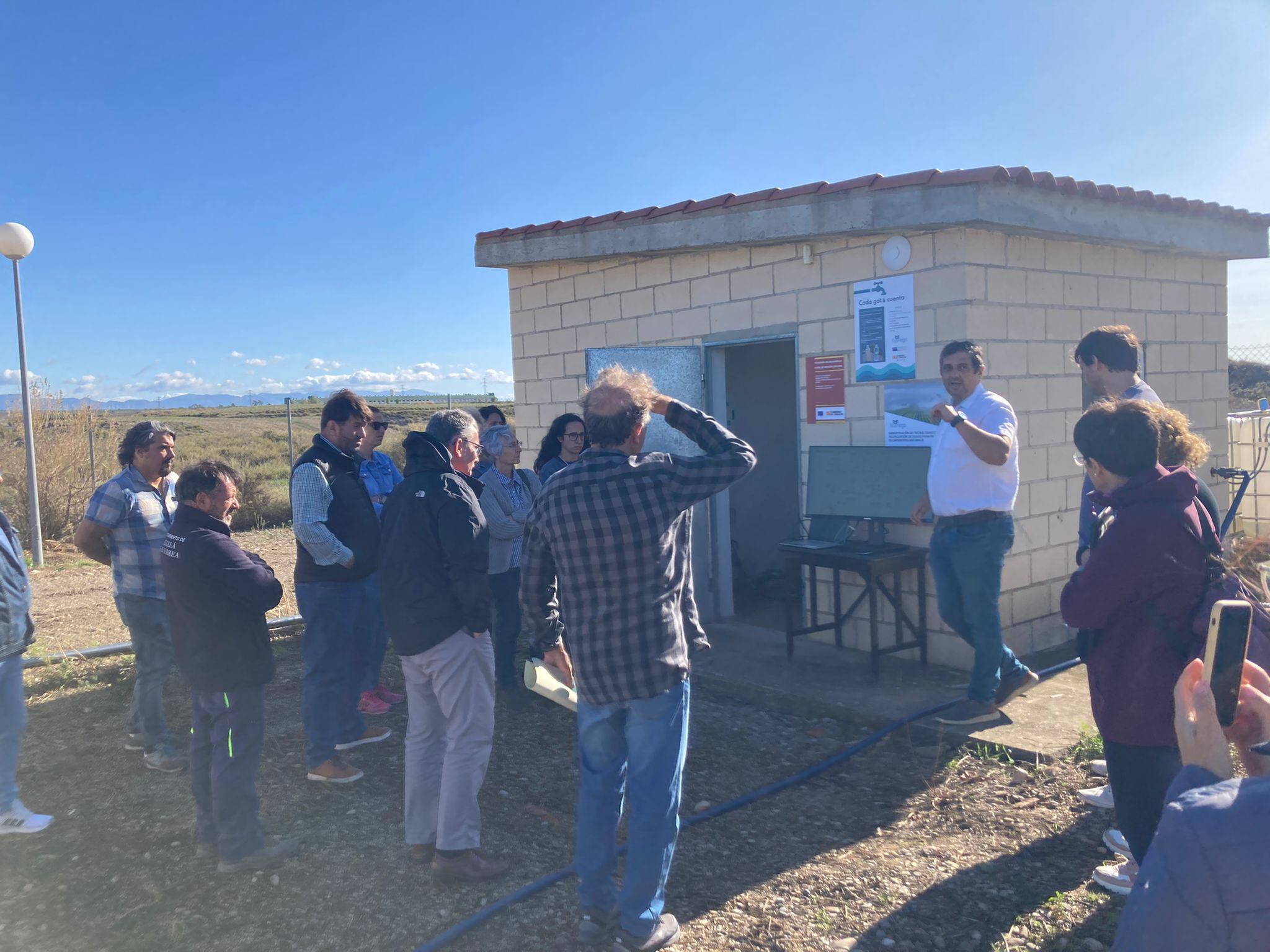 Momento de la visita a la planta piloto de Alcalá de Gurrea