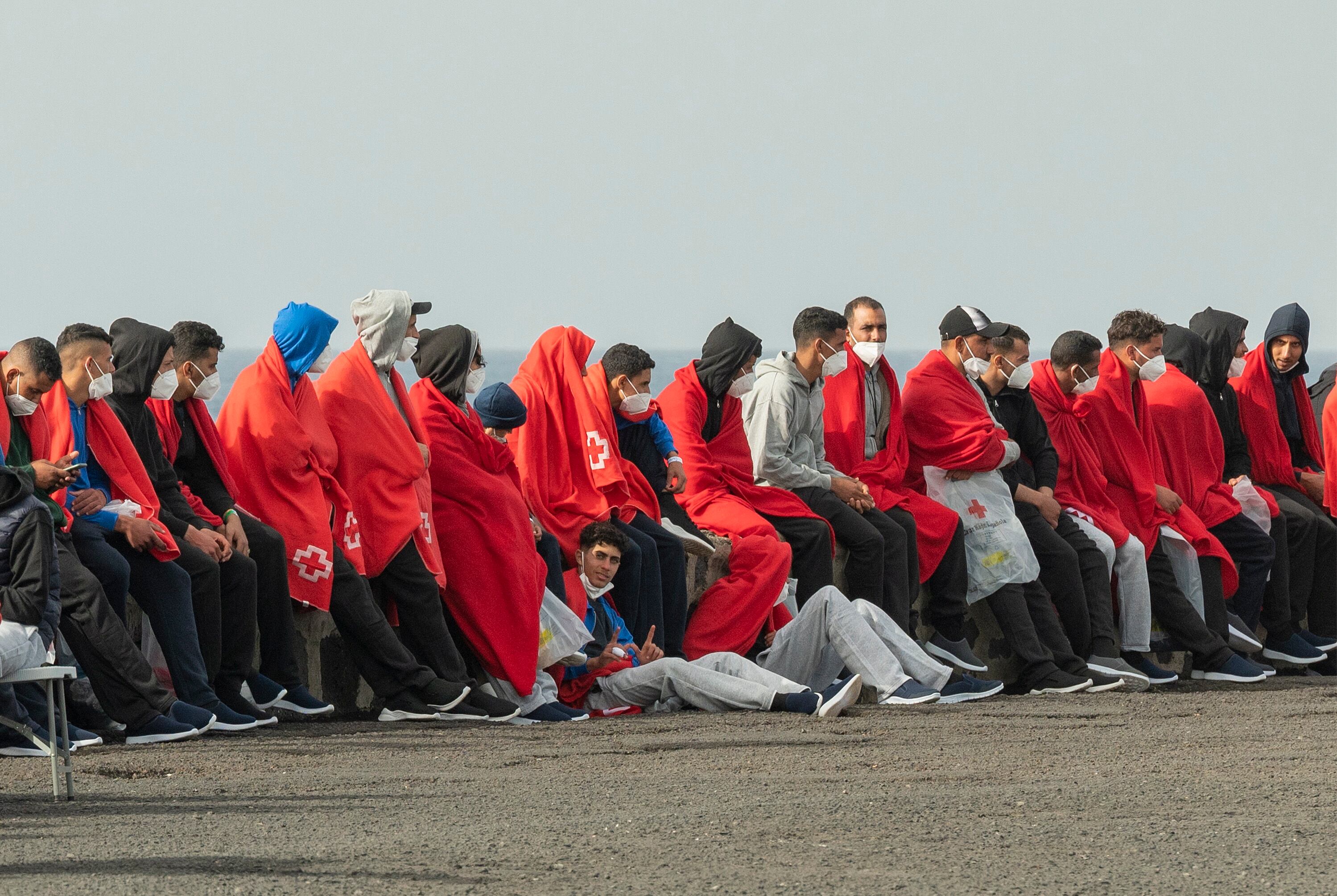 GRAFCAN8765. ARRECIFE (LANZAROTE), 09/04/2023.- El buque de Salvamento Marítimo Guardamar Polimnia ha rescatado en las últimas horas a 145 inmigrantes (141 hombres, 2 mujeres y dos niños), que viajaban en tres embarcaciones en aguas cercanas a Lanzarote y que han sido trasladados al muelle de La Cebolla, en Arrecife de Lanzarote. En la imagen, los ocupantes de la tercera patera, 41 hombres adultos y un niño, de origen magrebí, a su llegada. EFE/ Adriel Perdomo
