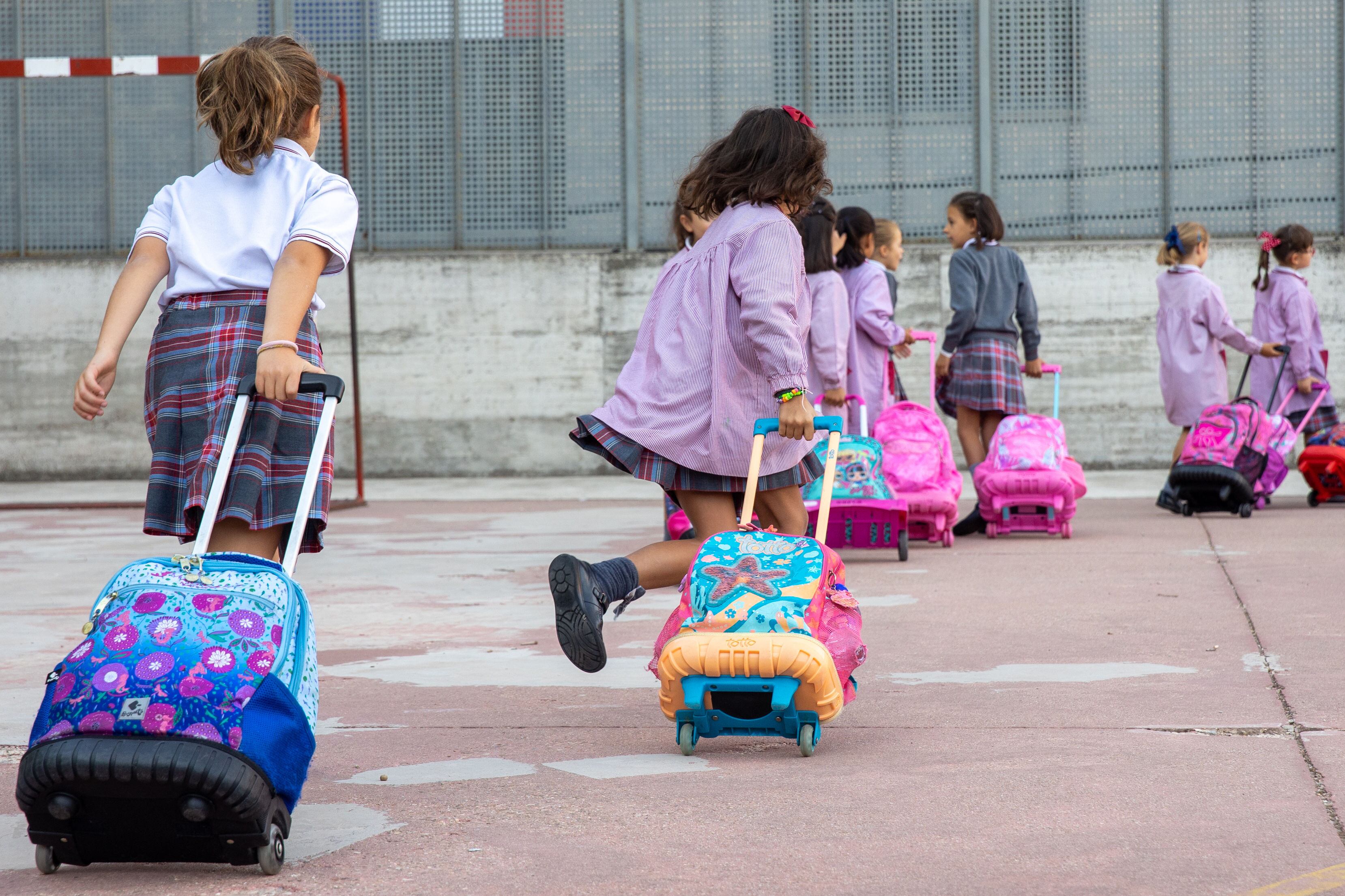 LOGROÑO, 08/09/2022.- Alumnos y alumnas del Colegio La Enseñanza de Logroño se dirigen a sus aulas en el primer día del nuevo curso escolar. EFE/Raquel Manzanares
