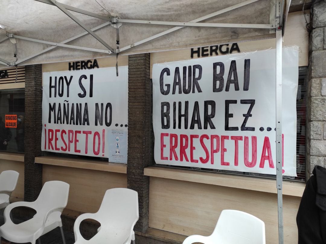 osteleros de la localidad recogen firmas contra la decisión del LABI de no abrir bares y restaurantes en pueblos con alta incidencia Covid