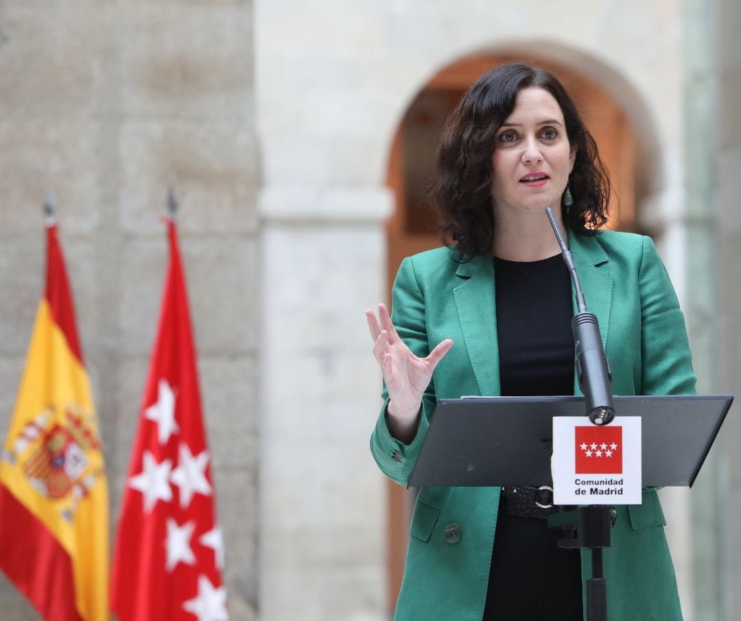 La presidenta de la Comunidad de Madrid, Isabel Díaz Ayuso interviene durante el acto de presentación del primer autobús de hidrógeno en la Puerta del Sol, en Madrid.