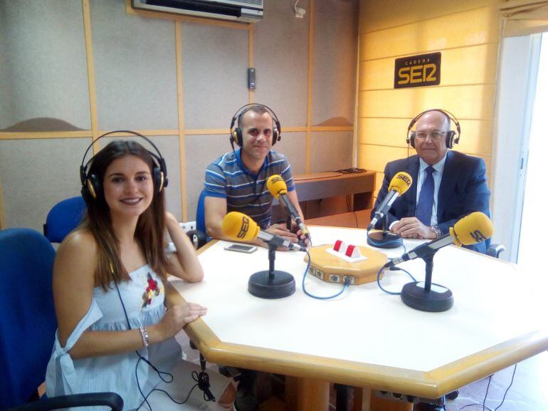 La alumna Beatriz Carrasco; Diego Lopa, director de Aones; y Antonio de la Vega, director de la Fundación Atlantic Copper en Radio Huelva