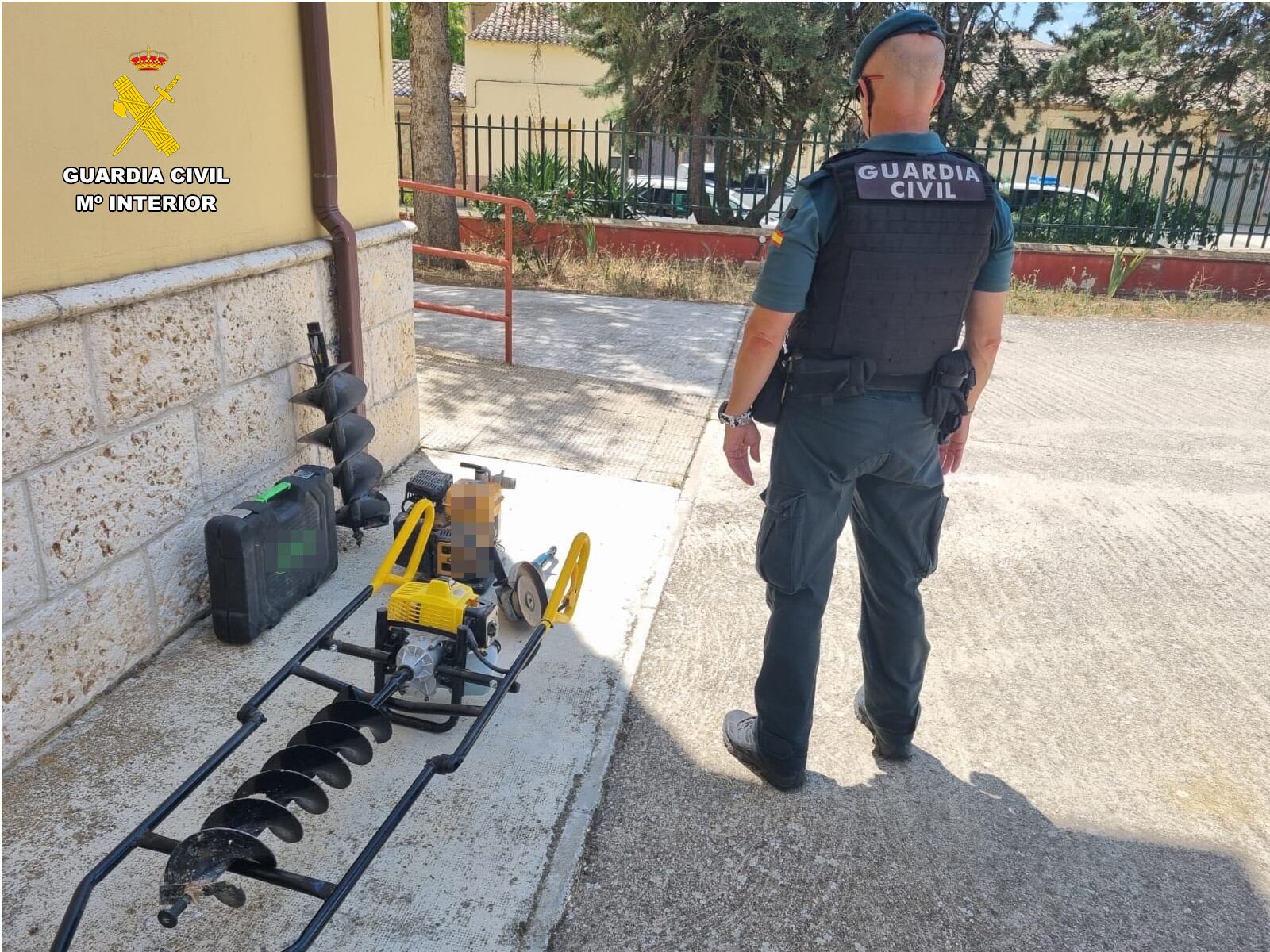 Guardia Civil con el material recuperado de Astudillo