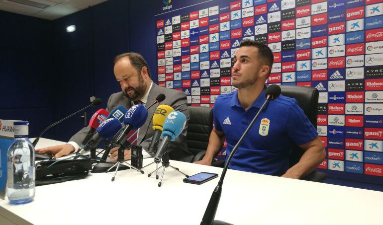 Joselu, acompañado de Jorge Menéndez Vallina, durante la presentación como jugador del Real Oviedo.