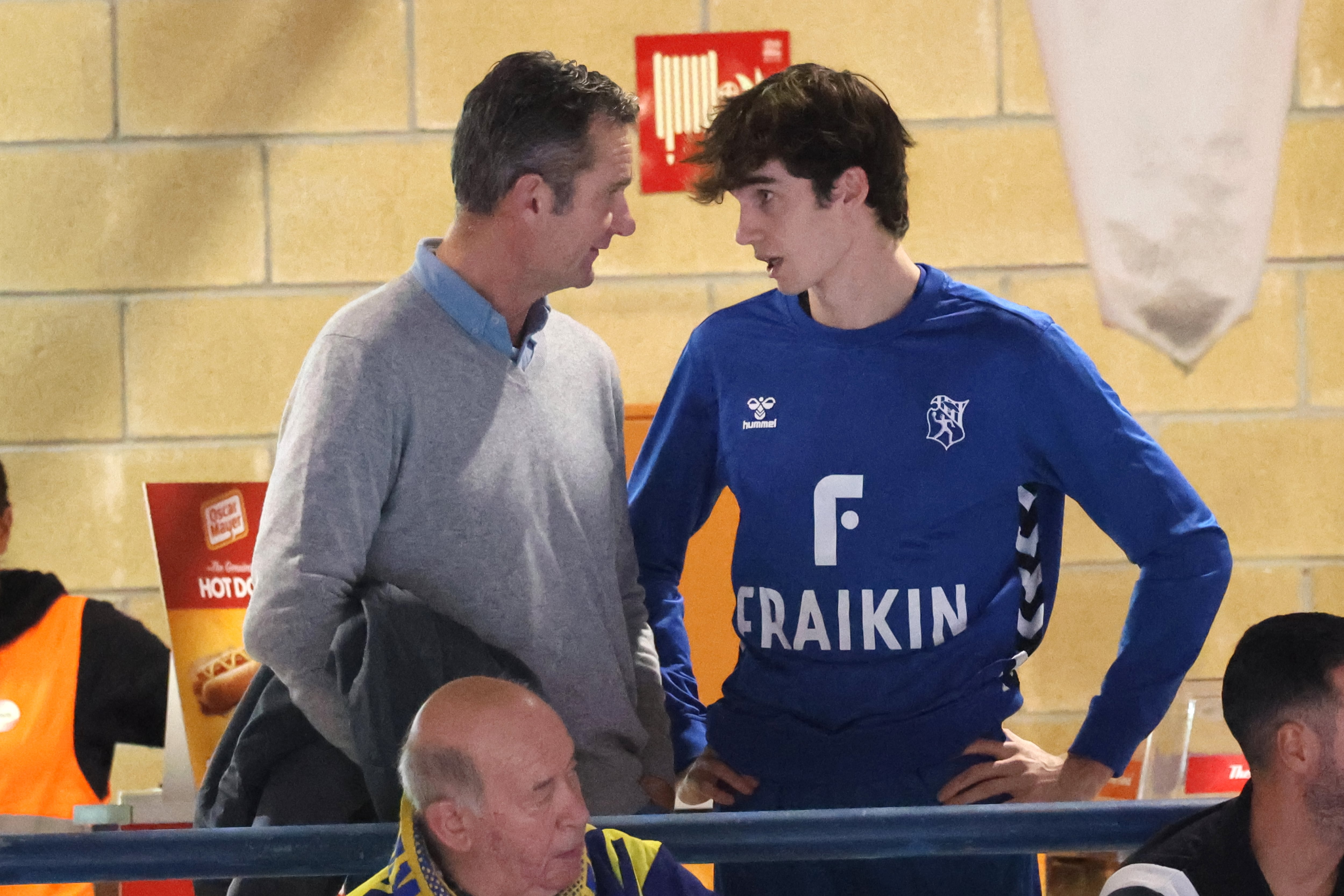 Iñaki Urdangarín y Pablo Urdangarín charlan en las instalaciones de un pabellón