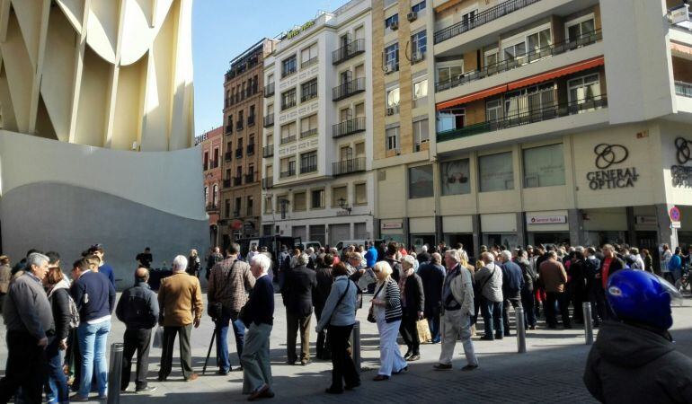 Imagen de las colas en las Setas de la Encarnación para recoger el programa de mano de Cruz de Guía