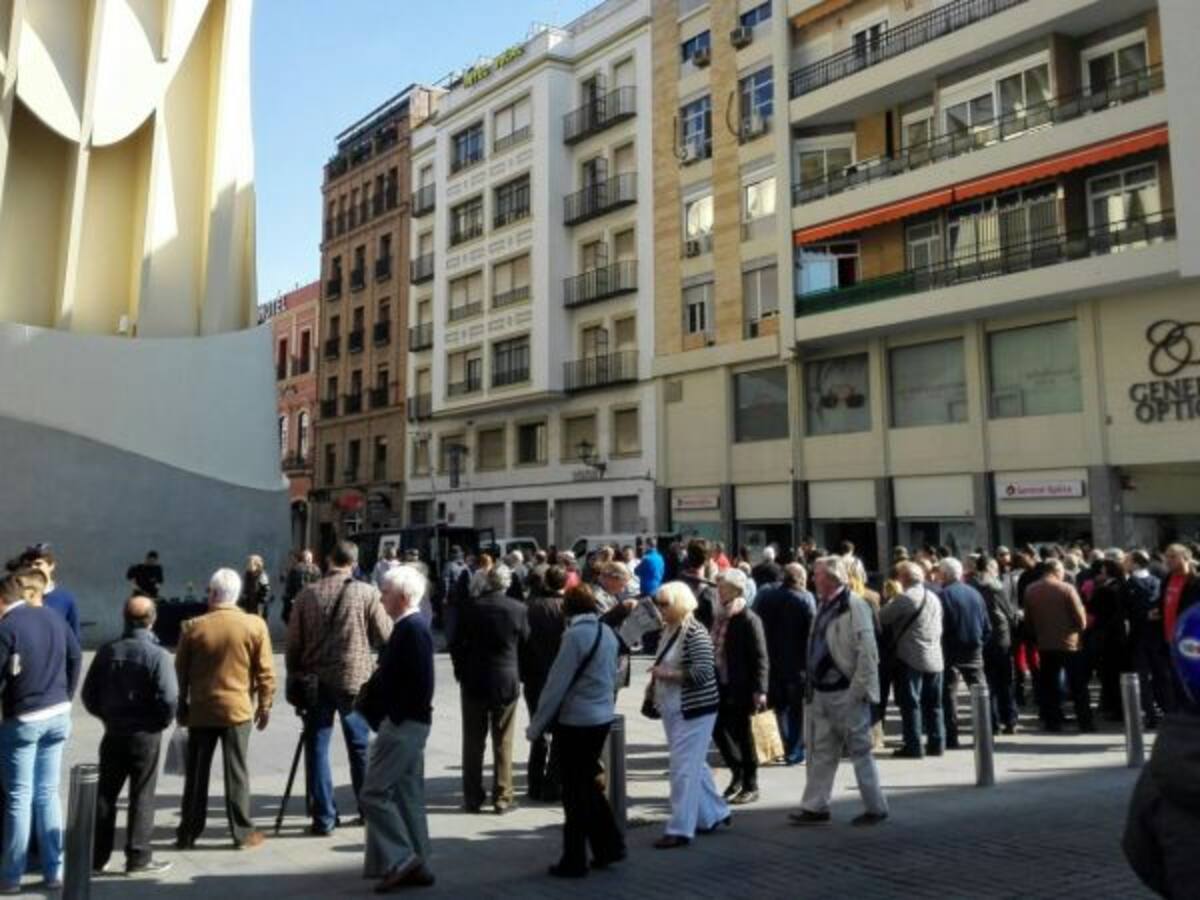 Largas colas para hacerse con el programa de mano de Cruz de Guía