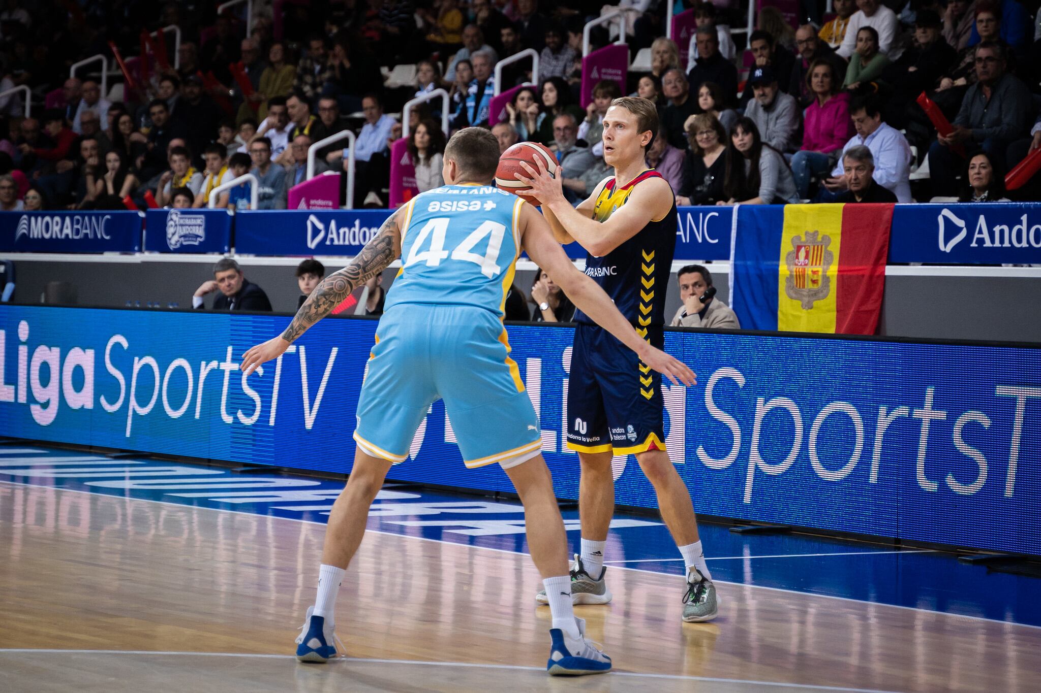 Un moment del partit entre el MoraBanc Andorra i l'Estudiantes a la Bombonera.