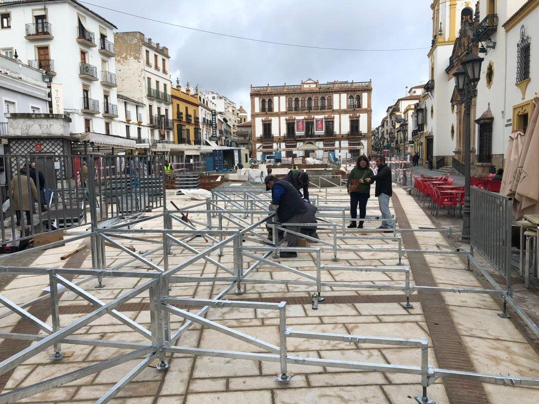 La nueva tribuna se está instalando en uno de los laterales de la plaza 