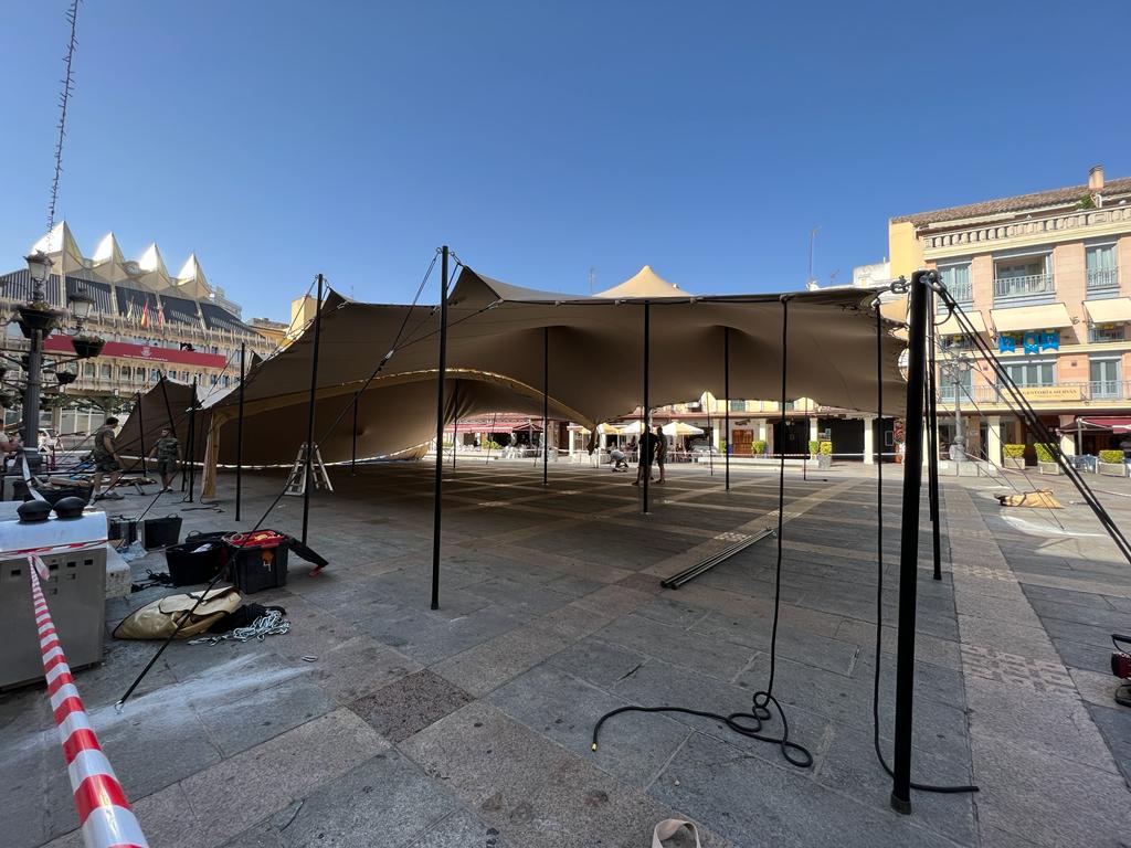 Este jueves ha comenzado la instalación de la jaima para el baile del vermú en Ciudad Real