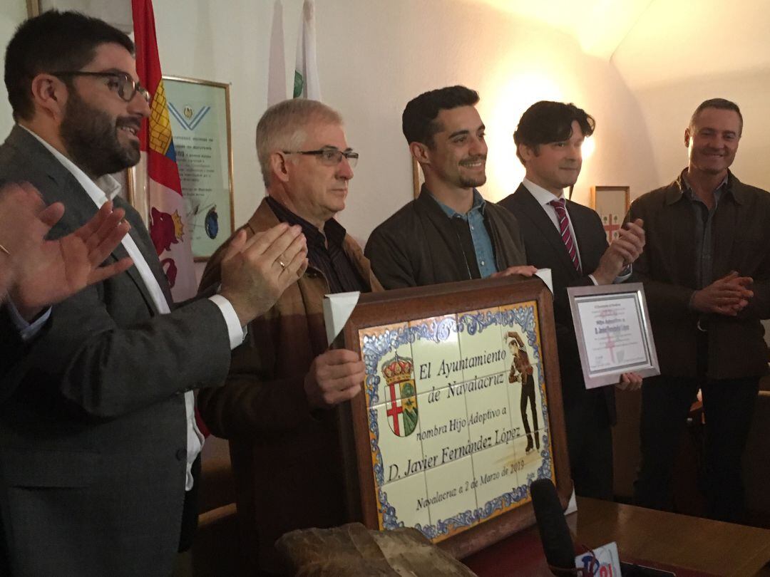 Javier Fernández, tercero por la izquierda, con la placa que le reconoce como Hijo Adoptivo de Navalacruz