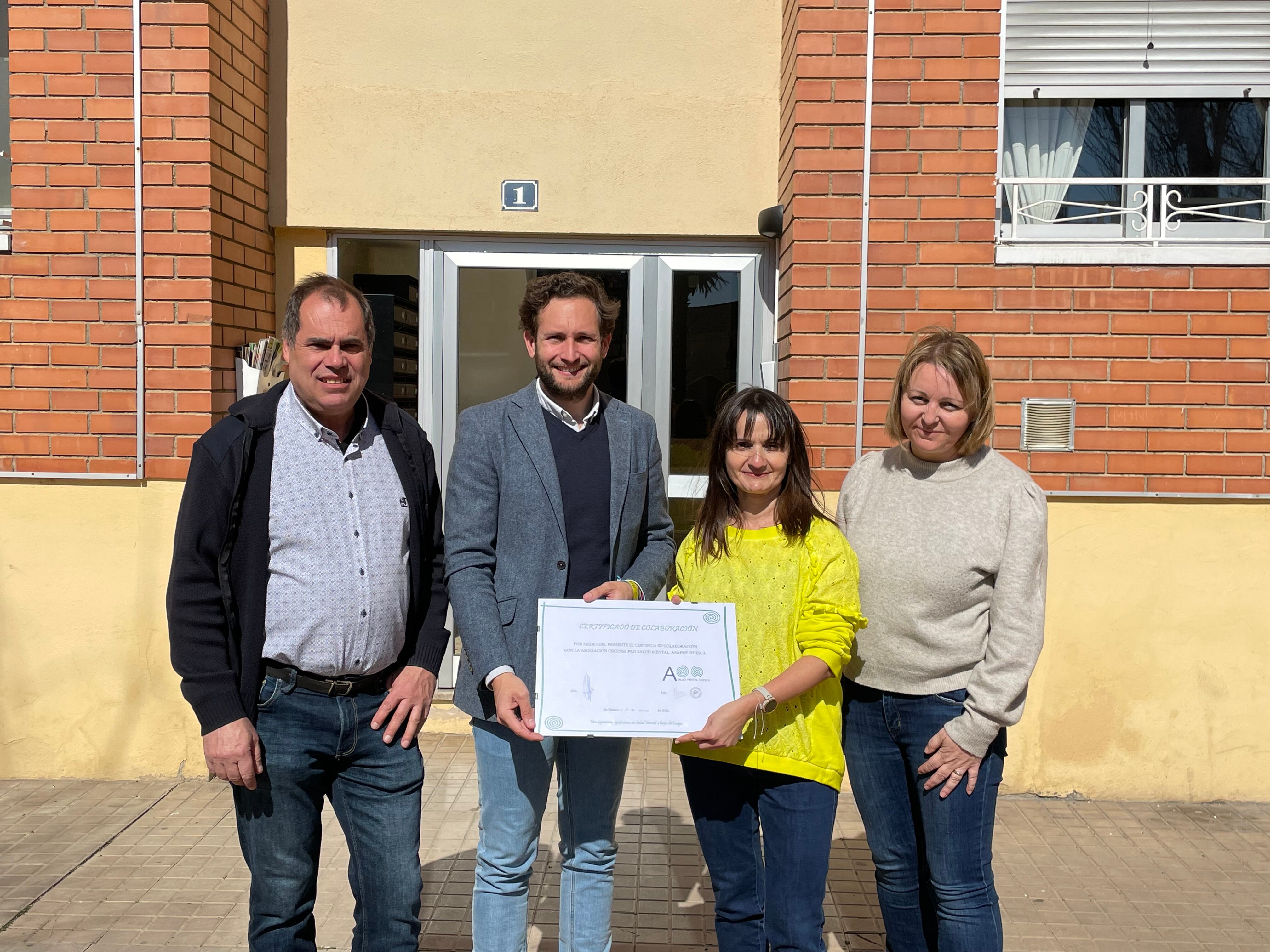 Entrega del diploma acreditativo de ASAPME Huesca al Ayuntamiento de Monzón