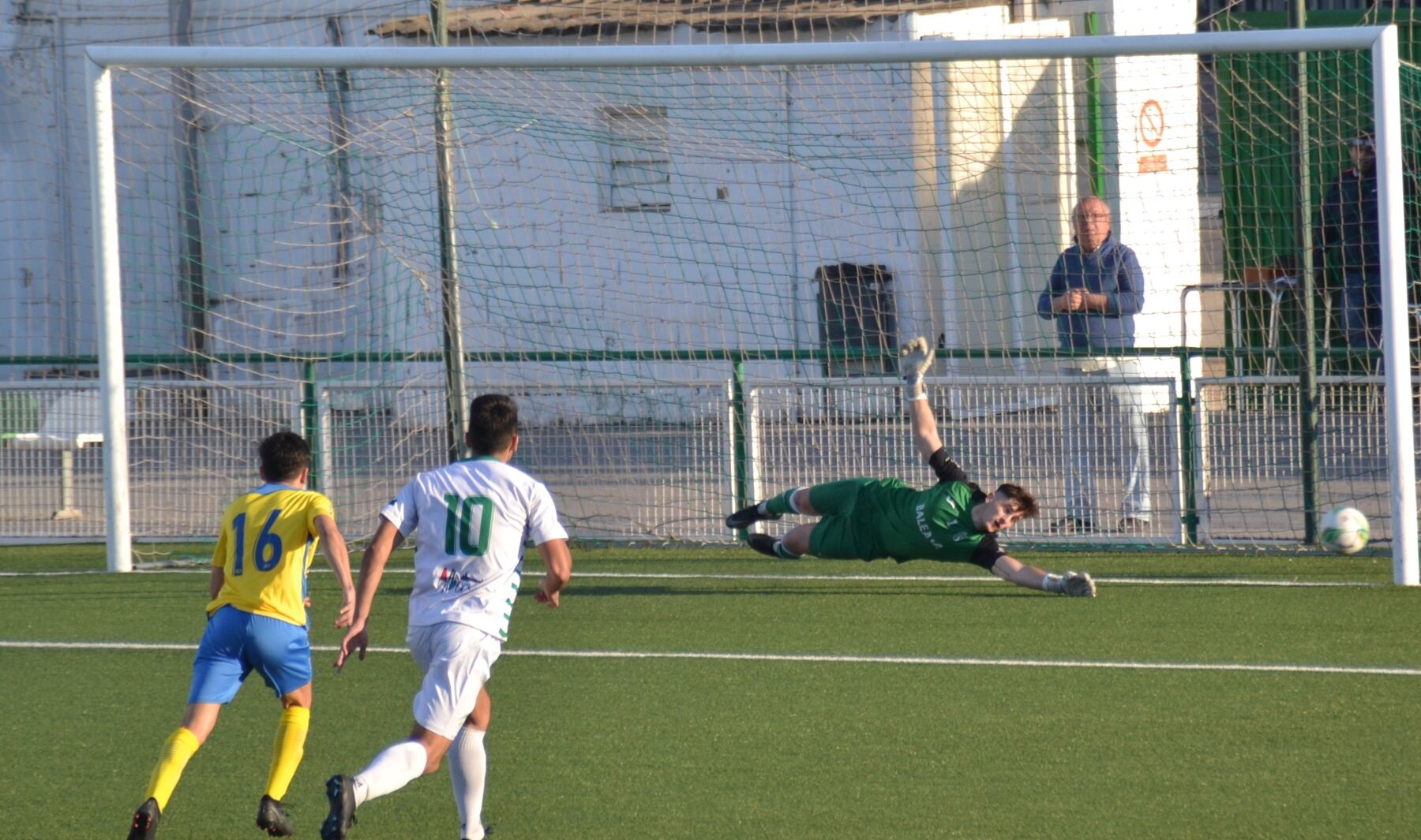 Segundo gol del Alberic de penalti.